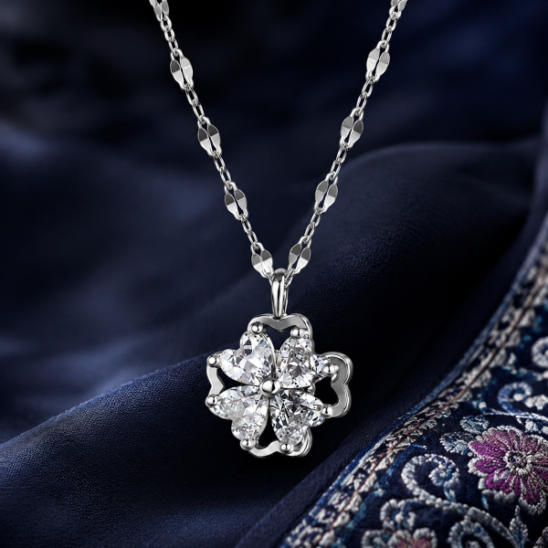 LUNE-Pure Silver Rotating Four Leaf Clover Heart Shaped Zircon Collarbone
